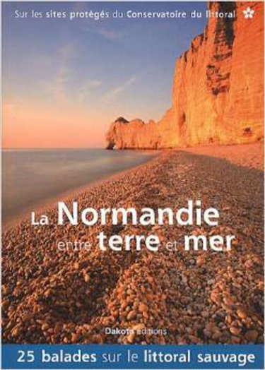 Couverture de La Normandie entre terre et mer : 25 balades sur le littoral sauvage : sur les sites protégés du Conservatoire du littoral