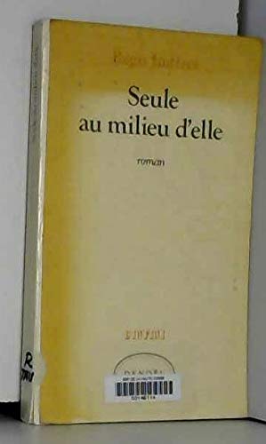 Seule au milieu d'elle