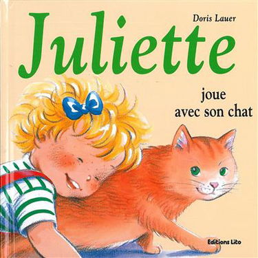 Juliette joue avec son chat