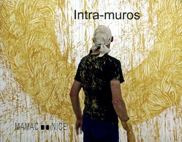 Intra-muros, 26 juin-14 novembre 2004 : Giovanni Anselmo, John Armleder, Robert Barry, Jean-Charles Blais, Mel Bochner, Daniel Buren, Tony Cragg, Damien Hirst, Jospeh Kosuth, Jannis Kounelis, Ange Leccia, Sol LeWitt, Richard Long, ...