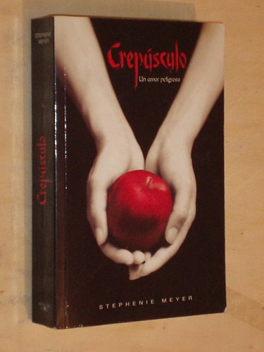 Couverture de Crepusculo / Twilight: Un Amor Peligroso / A Dangerous Love par Stephenie Meyer