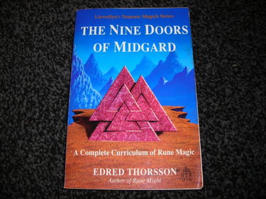 Couverture de Nine Doors of Midgard: A Complete Curriculum of Rune Magic