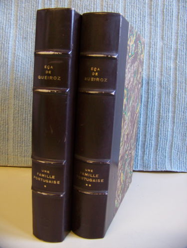 Une famille portugaise. traduit du portugais par paul teyssier. illustré par bernardo marquès.