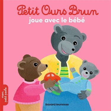 Petit Ours Brun joue avec le bébé
