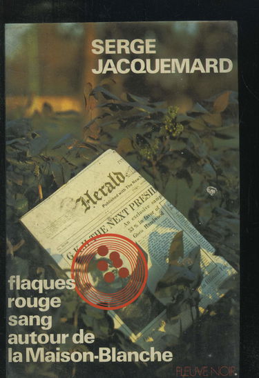 Flaques rouge sang autour de la maison blanche