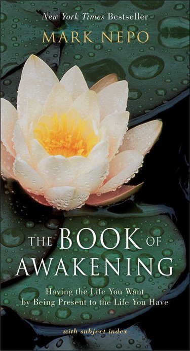 Couverture de The Book of Awakening: Having the Life You Want by Being Present to the Life You Have