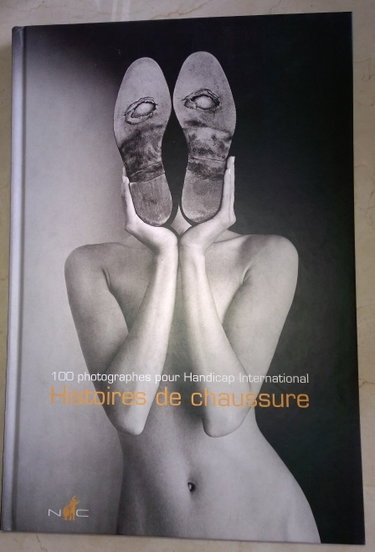 Couverture de Histoire de chaussures : cent photographes pour Handicap International