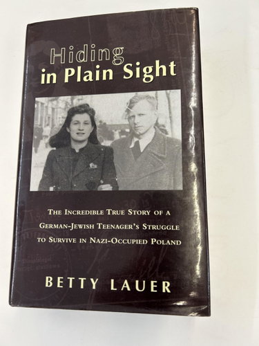 Couverture de Hiding in Plain Sight: The Incredible True Story of a German-Jewish Teenager's Struggle to Survive in Nazi-occupied Poland