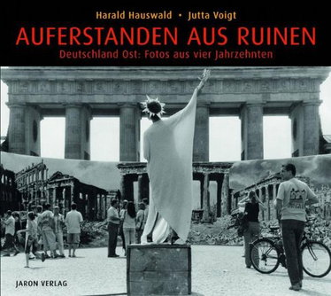 Couverture de Auferstanden aus Ruinen: Deutschland Ost: Fotos aus vier Jahrzehnten