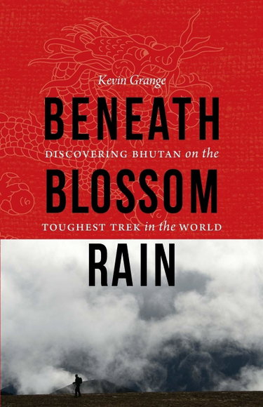 Couverture de Beneath Blossom Rain: Discovering Bhutan on the Toughest Trek in the World