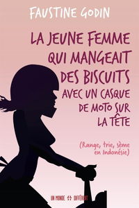 La jeune femme qui mangeait des biscuits avec un casque de moto sur la tête : (range, trie, sème en Indonésie)