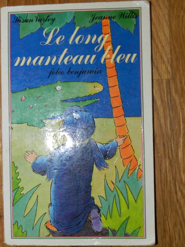 Le long manteau bleu