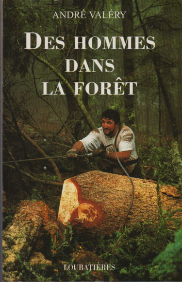 Des hommes dans la forêt