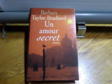 Couverture de Un amour secret par Barbara Taylor Bradford