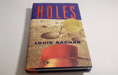 Couverture de Holes