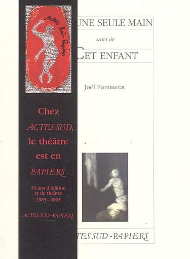 D'une seule main. Cet enfant