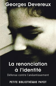 La renonciation à l'identité : défense contre l'anéantissement