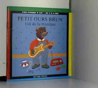 Petit ours brun fait de la musique
