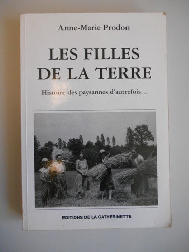 Les filles de la terre: Histoire des paysannes d'autrefois