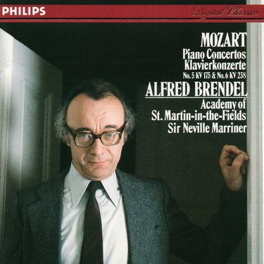 Couverture de Mozart: Piano Concertos 5 & 6