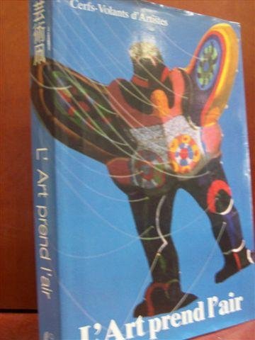 Couverture de CERFS-VOLANTS D'ARTISTES. L'ART PREND L'AIR. LA GRAND HALLE. LA VILLETTE. 24/04/1990-01/07/1990. BILINGUE FRANCAIS-JAPONAIS. SCHULTZE. NASH. KANO. VEDOVA. SCHUMACHER. HAJEK. STAECK. WAWRIN. TAKAHASHI. MOTONAGA. WATANABE. VASARELY. ETC... (Poids de 2102 g