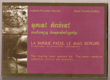 Couverture de LA BARQUE PASSE, LE QUAI DEMEURE (PROMENADES ET PROVERBES CAMBODGIENS)
