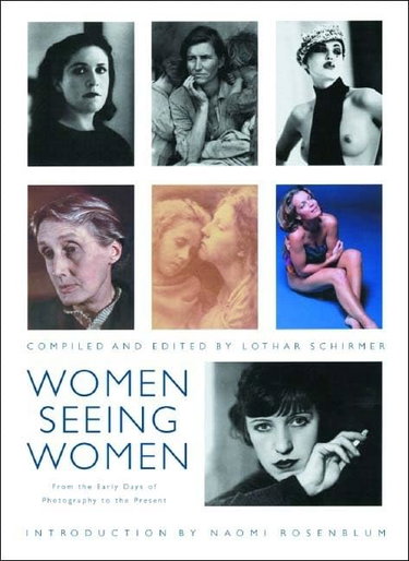 Couverture de Women Seeing Women: A Pictorial History of Women's Photography from Julia Margaret Cameron to Annie Leibovitz