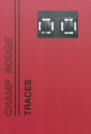 Champ rouge... Traces : double regard