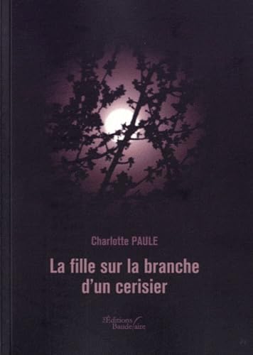 La fille sur la branche d'un cerisier