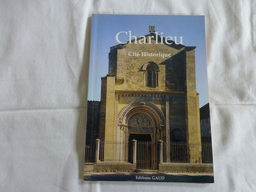 Charlieu : L'abbaye bénédictine, la cité médiévale, le Couvent des Cordeliers, le Musée hospitalier, le Musée de la soierie (Monuments et histoires)