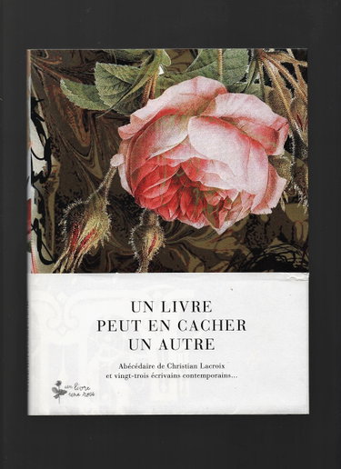 Couverture de UN LIVRE PEUT EN CACHER UN AUTRE-UN LIVRE UNE ROSE 2014: ABECEDAIRE DE CHRISTIAN LACROIX ET 23 ECRIVAINS CONTEMPORAINS
