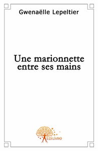 Une marionnette entre ses mains