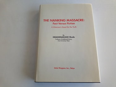 Couverture de The Nanking Massacre: Fact Versus Fiction - A Historian's Quest for the Truth