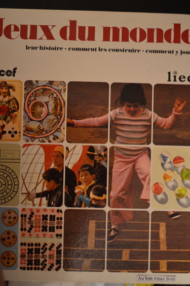 Jeux du monde. Leur histoire, comment y jouer, comment les construire. Avec la collaboration des comités UNICEF de Belgique, Canada, France et Suisse. Textes français de Danielle Buquet. Dessins et croquis de Pieter van Delft et Jack Botermans. Editions L