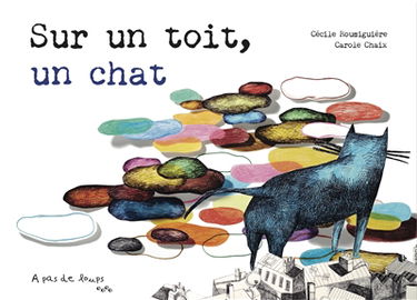 Sur un toit, un chat