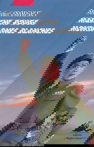 Marche rouge, montagnes blanches