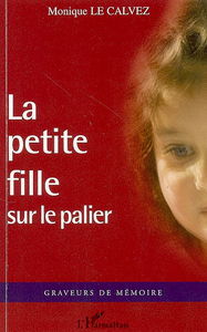 La petite fille sur le palier