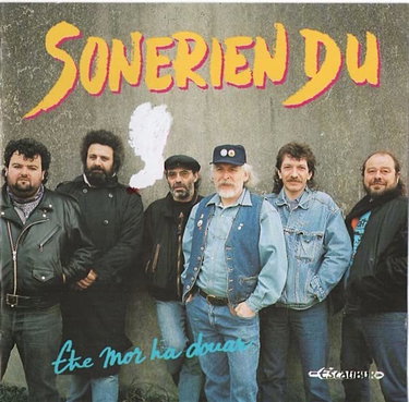 Couverture de Etre Mor Ha Douar par Sonerien Du