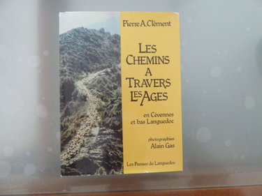 Couverture de Les chemins à travers les âges, en Cévennes et bas Languedoc