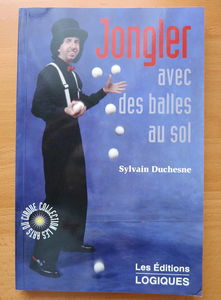 Jongler avec des balles au sol
