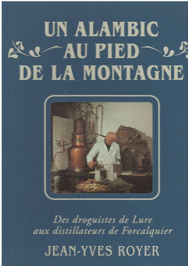 Un alambic au pied de la montagne