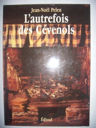 Couverture de L'Autrefois des Cévenols : mémoire de la vie quotidienne dans les vallées cévenoles des Gardons