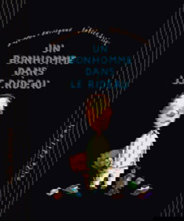 Un bonhomme dans le rideau