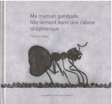 Ma maman gambade fébrilement dans une cabine téléphonique