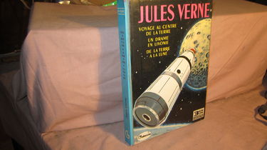 Jules Verne. Voyage au centre de la terre. De la terre à la lune. Un drame en Livonie : . Illustrations de François Batet et Jean Reschofsky