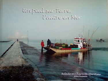 un pied sur terre l'autre en mer...