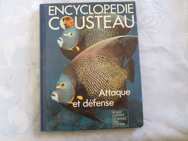 Attaque et défense. Encyclopédie Cousteau. 1976. Cartonnage de l'éditeur. 144 pages. 22x28 cm. (Mer, Océans, Poissons)