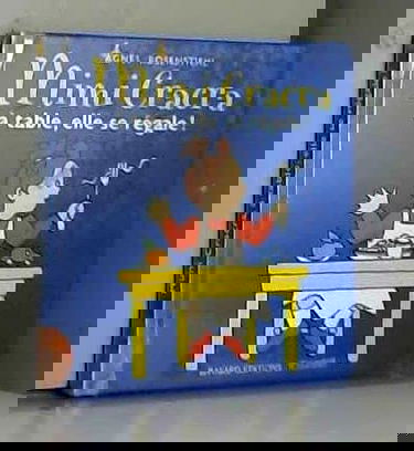 Mimi Cracra à table, elle se régale