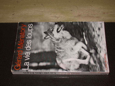 Couverture de LA VIE DES LOUPS