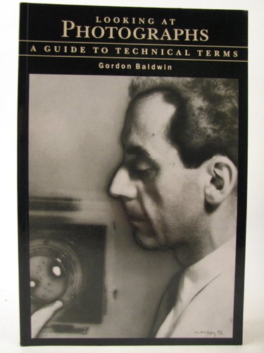 Couverture de Looking at Photographs: A Guide to Technical Terms
